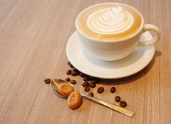 1883 Maison Routin syrup pouring into latte, demonstrating smooth blend and flavor