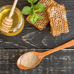 Birch & Meadow metal scoop measuring granulated honey for accurate portioning