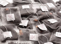 Dammann Frères cristal sachet close-up, fine mesh design releasing fruit aroma efficiently