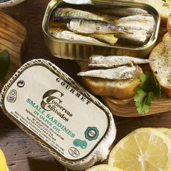 Delicioso close-up of tiny sardines in olive oil highlighting tender texture