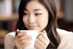 Dongsuh Maxim single stick close-up emphasizing quick-dissolve powder and convenience