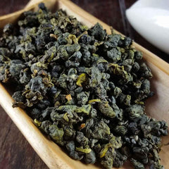 FullChea close-up of glossy rolled Alishan leaves showing texture and quality