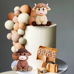 JeVenis highland cow on cake demonstrating easy placement and festive look