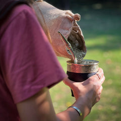 La Obereña served in a traditional gourd demonstrating authentic preparation method