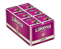 Lakerol cassis box in hand demonstrating pocketable size and one-handed opening benefit
