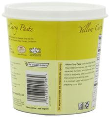 Mae Ploy paste close-up texture on spoon, vivid aroma and easy-to-use paste benefits