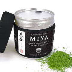Matcha Konomi powder next to a small scoop on a scale showing precise 1g serving for consistent brews