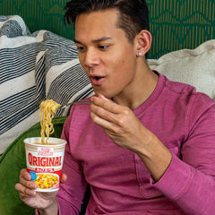 NISSIN pouring hot water into cup demonstrating three-minute preparation