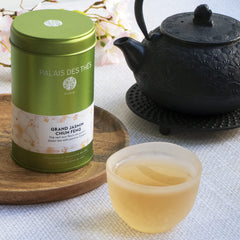 Palais des Thés dry green tea leaves and jasmine hints illustrating natural aroma