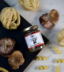 Urbani Truffles spread finishing pizza to preserve aroma and enhance flavor