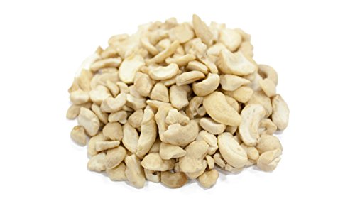 Close-up of AIVA cashew pieces texture highlighting freshness and consistent cut