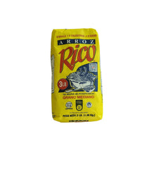 Close-up of Arroz Rico grains highlighting medium-grain texture for consistent cooking