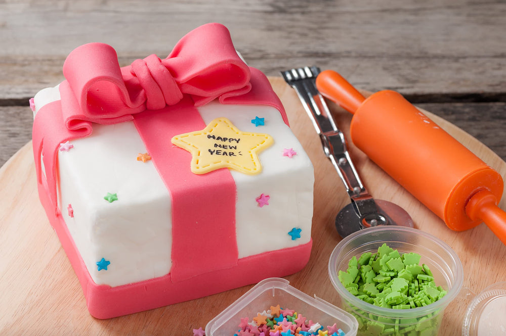 Close-up of Bakerpan fondant texture highlighting vanilla flavor and easy kneading benefit