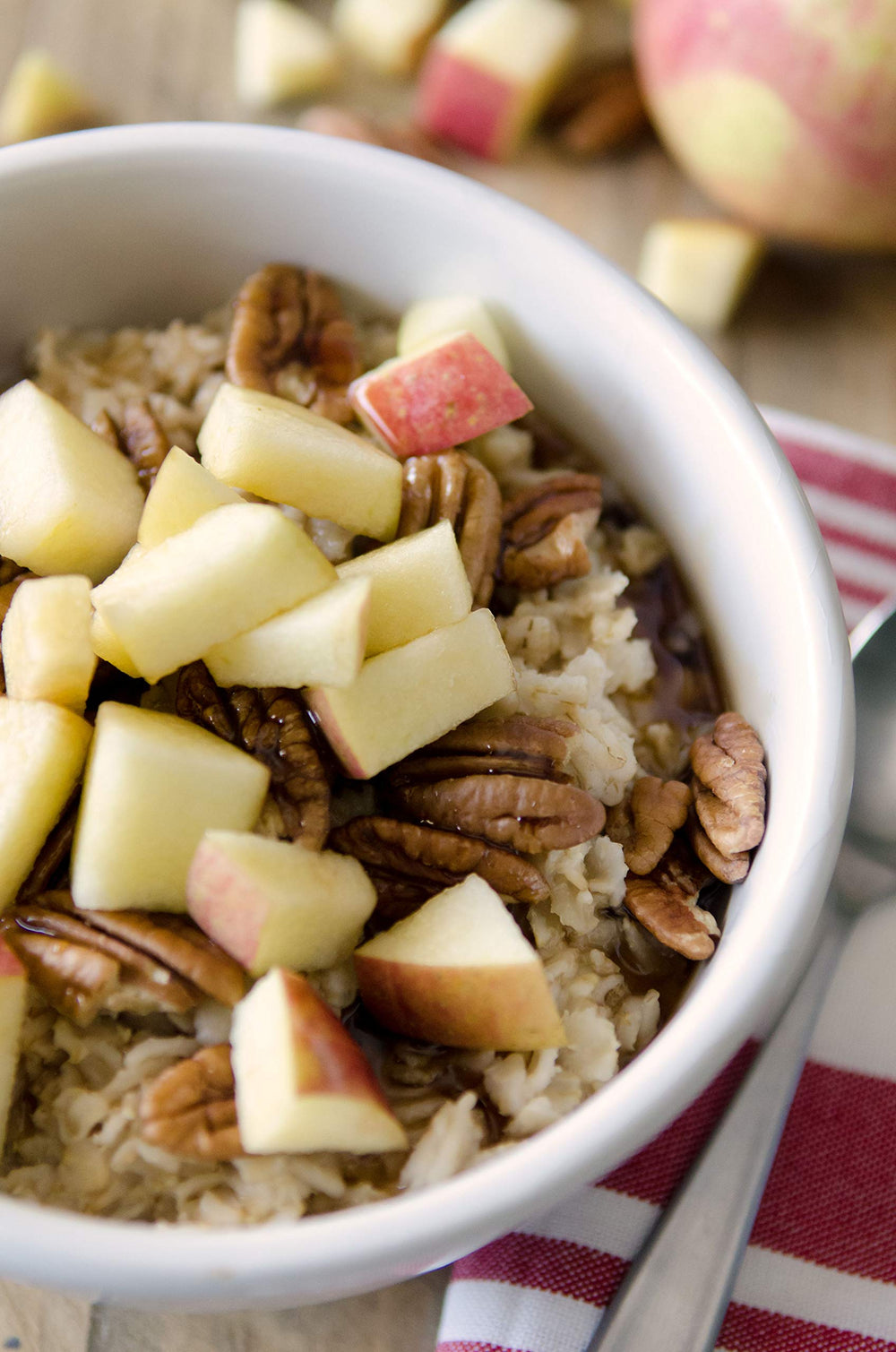 Bob's Red Mill measuring cup of oats illustrating portion and scale
