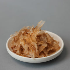 Life Essentials by Cat-Man-Doo flakes in hand to show 4oz bag serving size and portion guidance
