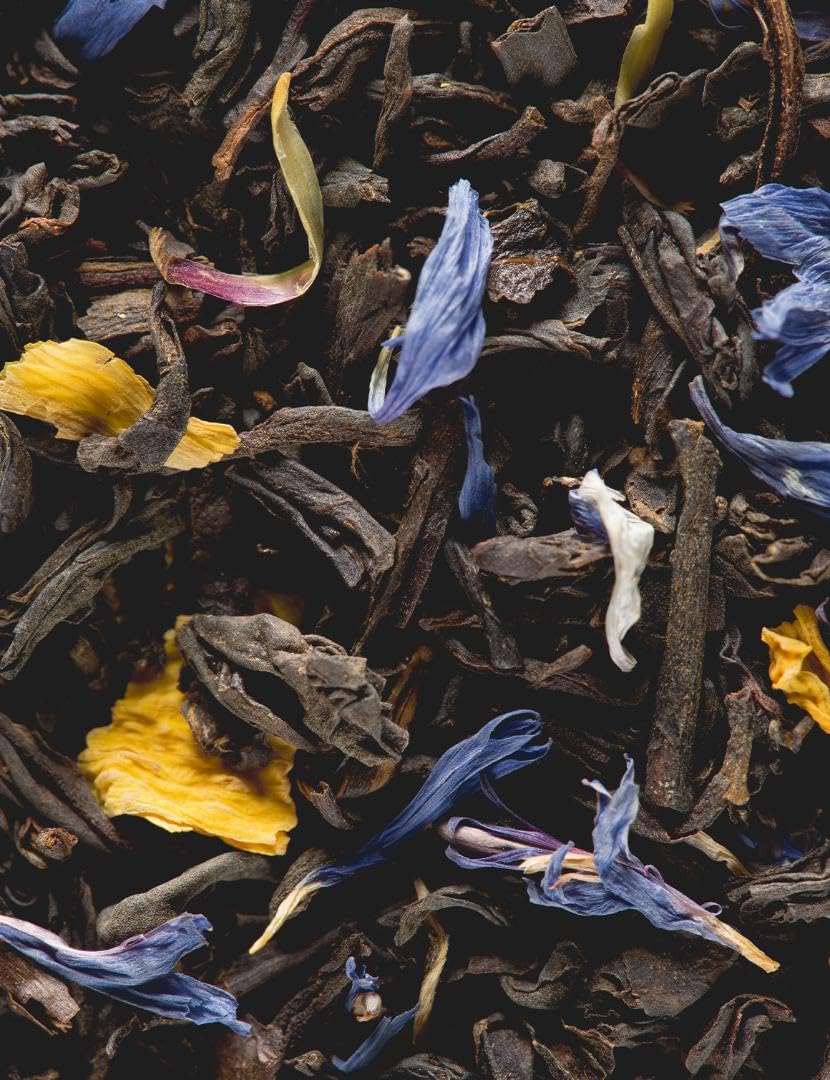 Dammann Frères brewed tea being poured with visible amber color and clear infusion