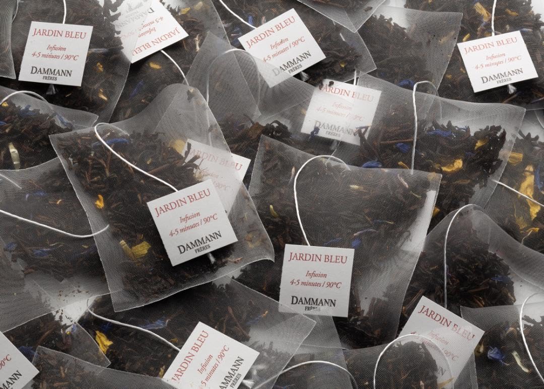 Dammann Frères cristal sachet close-up showing mesh detail and easy brewing benefit