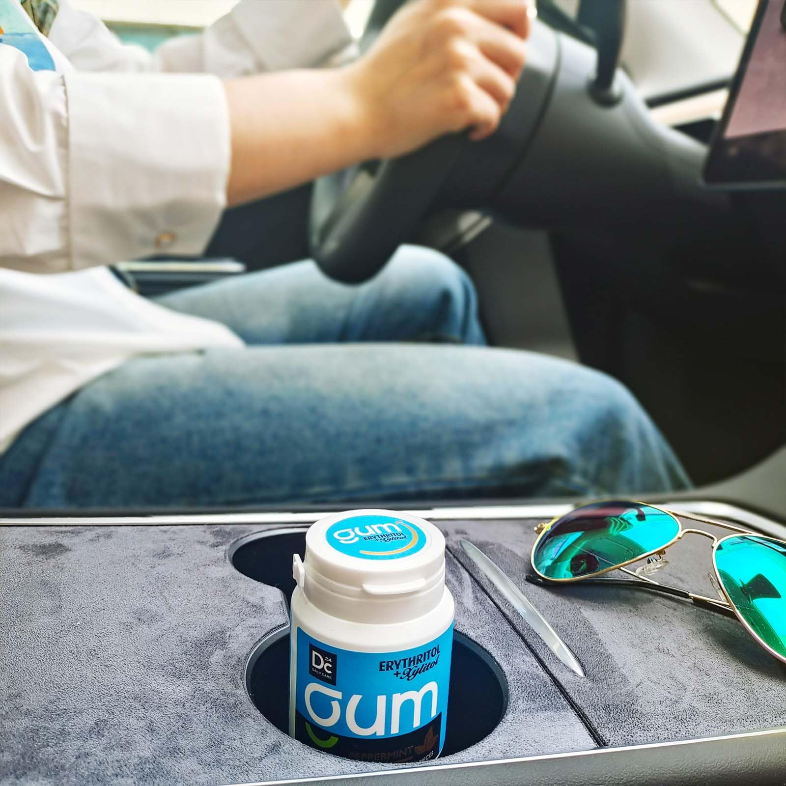 DC24 DAILY CARE lifestyle image of a commuter using gum on the go for instant breath confidence