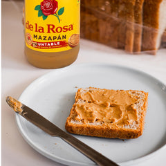 de la Rosa jar beside peanuts and bread illustrating ingredients and serving suggestion