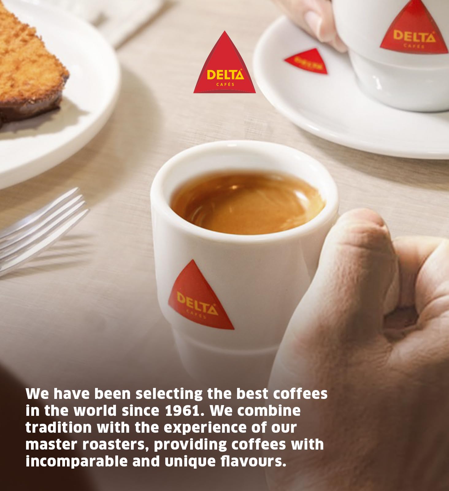 Delta Cafés beans with scoop showing size comparison and ease of portioning