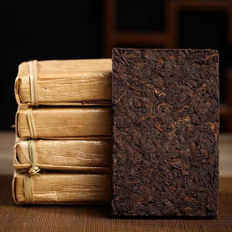 DIAN MAI HAO brewed tea pour with deep liquor color showing smooth, mellow cup benefit