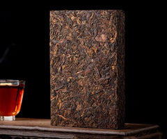 DIAN MAI HAO loose chunk of pu'er leaves in hand showing texture and easy portioning benefit