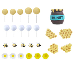 DiDida close-up of honeycomb, bees and daisies texture for realistic cake styling