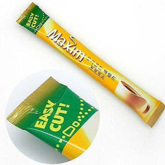 Dongsuh Maxim mocha single stick poured into mug illustrating quick preparation and creamy result
