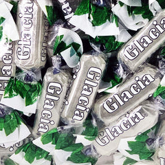 Fida Glacia close-up of a mint drop texture highlighting natural aroma and long-lasting flavor