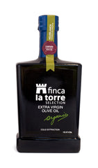 Finca La Torre label close-up highlighting award and organic seal
