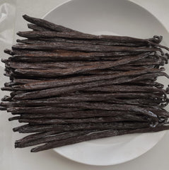 FITNCLEAN close-up of vanilla pod texture highlighting oily plumpness for intense aroma