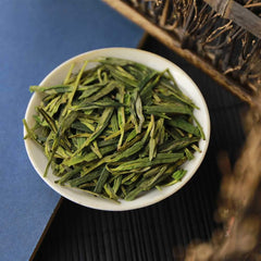 FullChea close-up of flat Longjing leaves highlighting quality