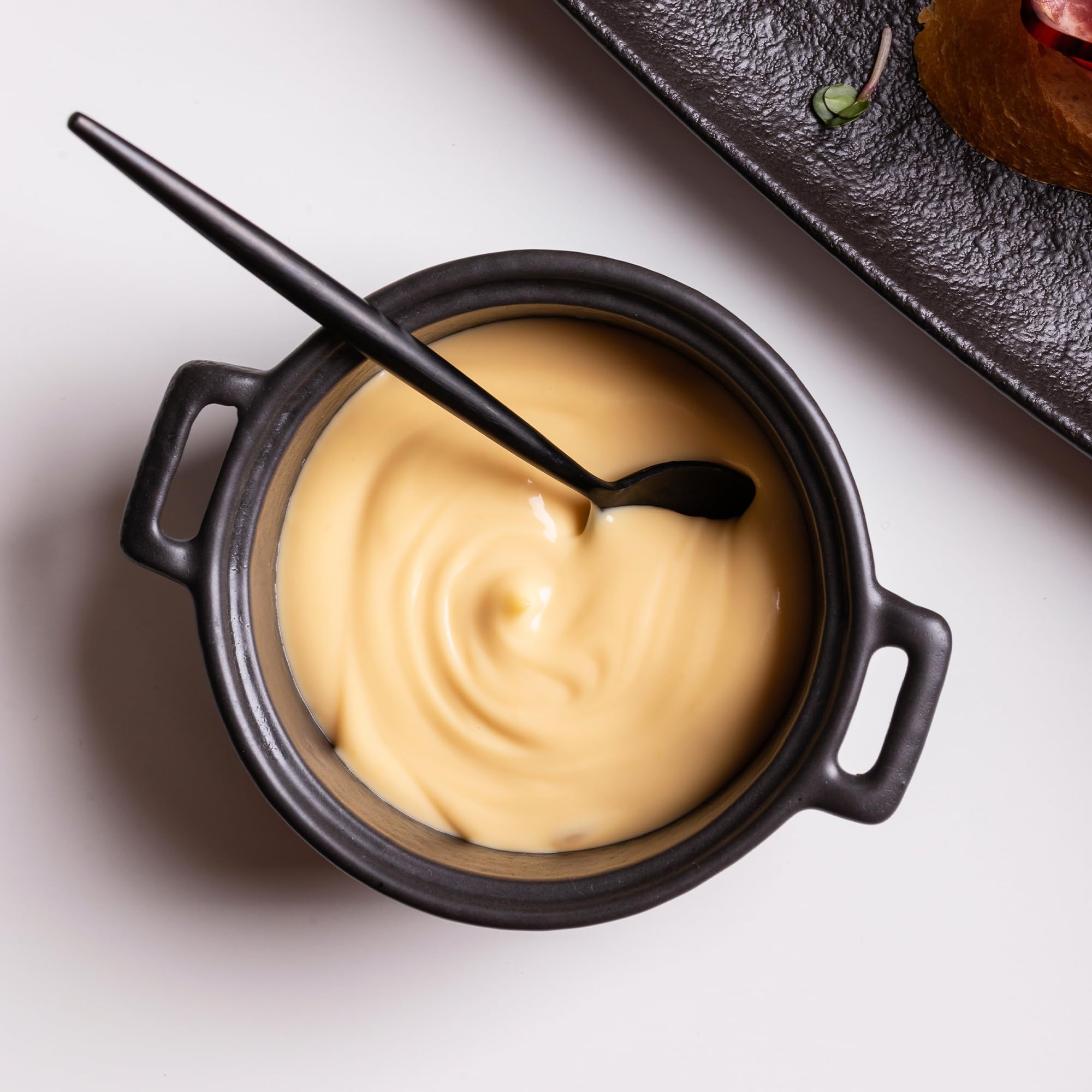 GranAroma cheddar sauce poured over pasta showing creamy texture and rich taste