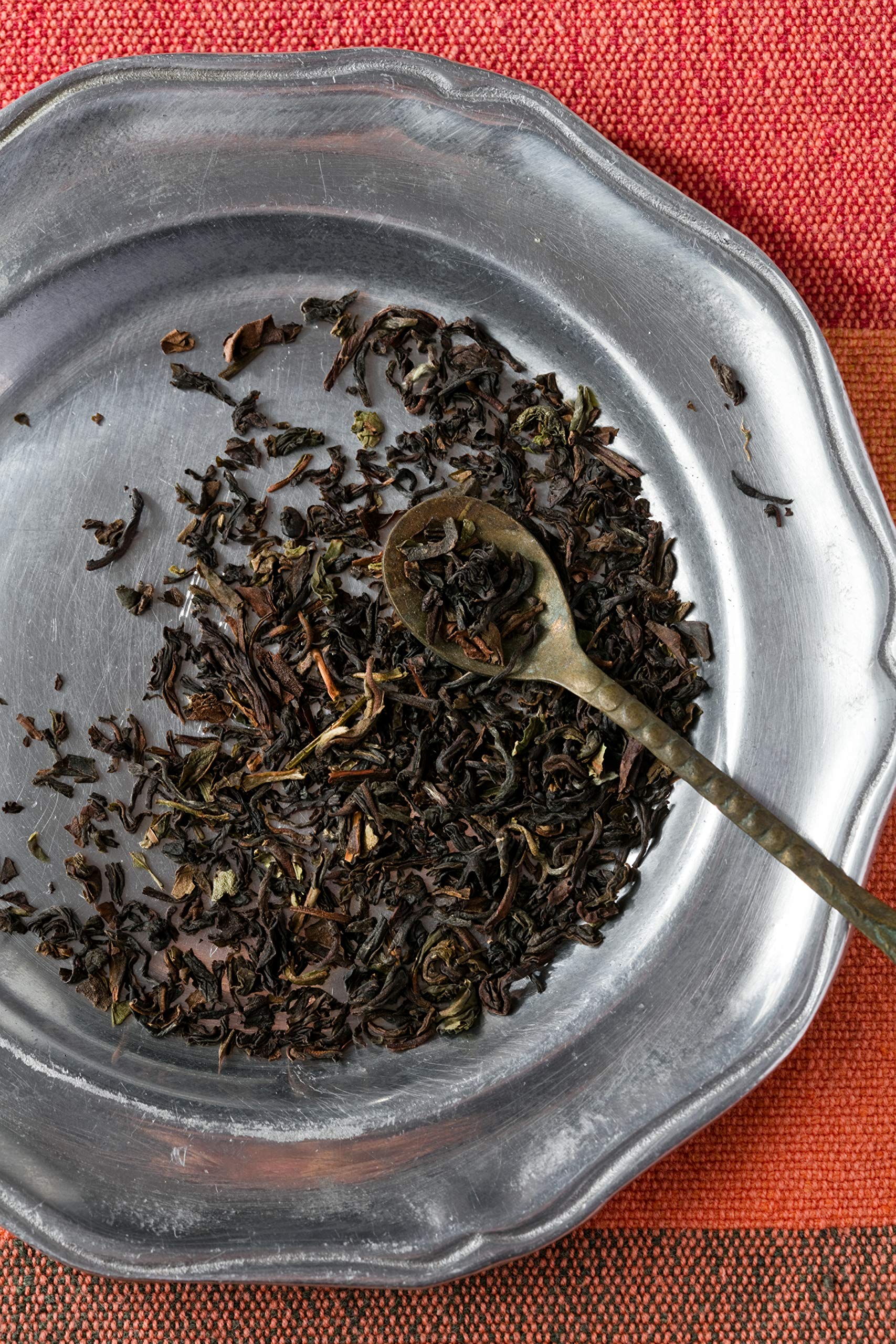 Harney & Sons brewed cup and pitcher, demonstrating a rich, versatile black tea