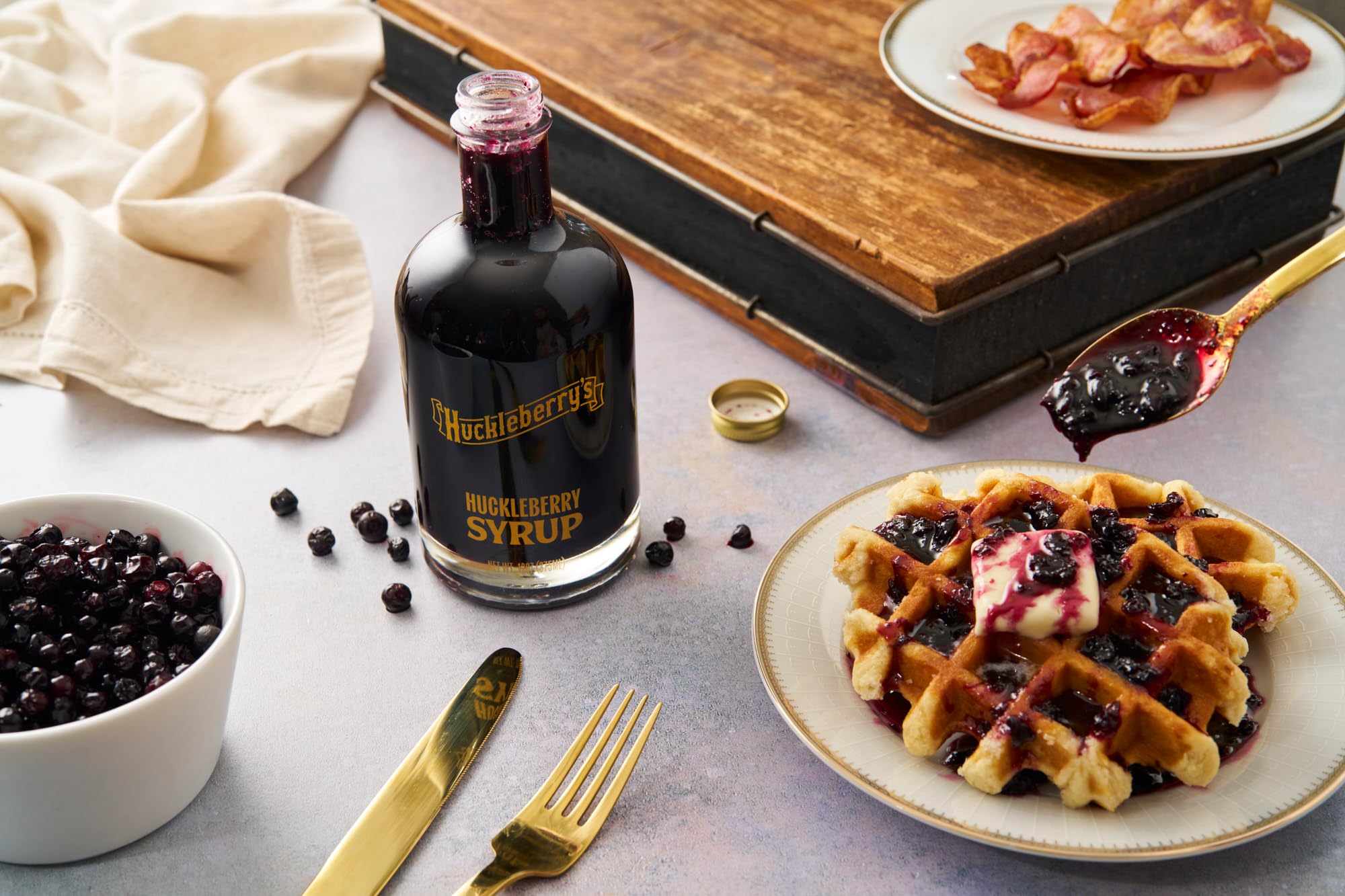 HUCKLEBERRY'S BREAKFAST · LUNCH bottle in gift box for elegant presentation