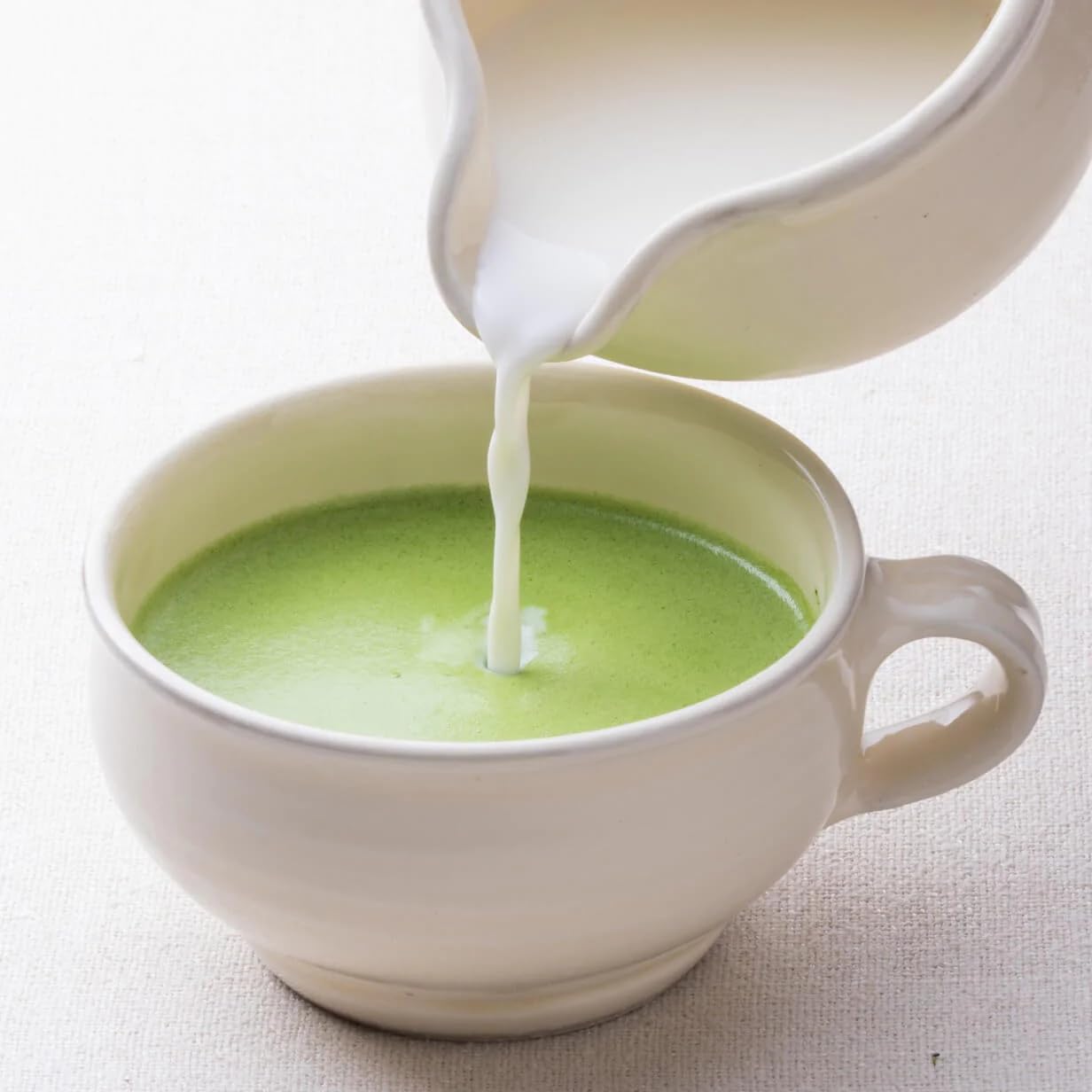 IPPODO TEA CO. Hatsu Matcha spooned beside scale, showing accurate portioning benefits