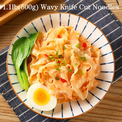 JTEDZI close-up of wavy noodle texture illustrating chewy bite