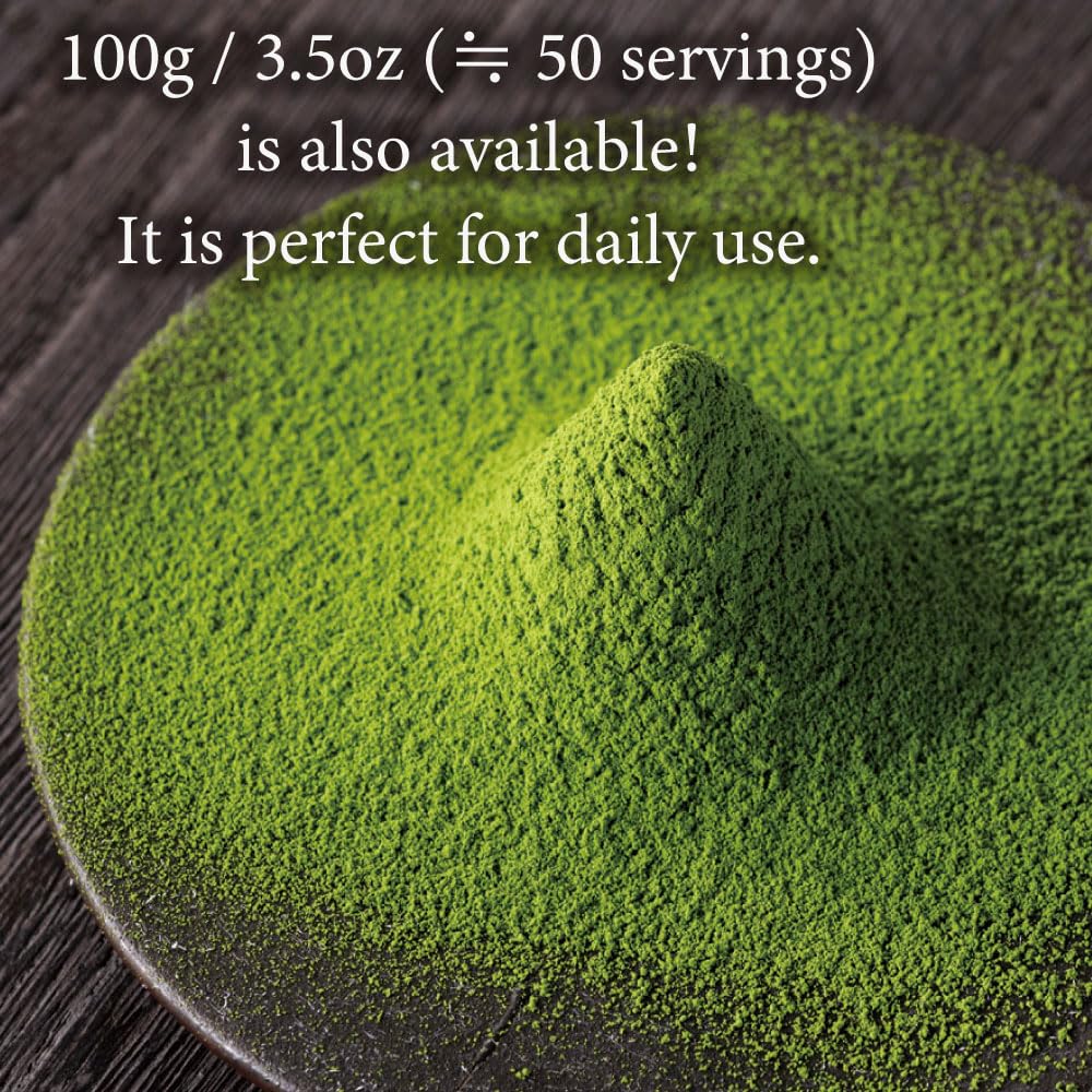 きみくら open pouch with wooden scoop showing fresh matcha for easy measuring