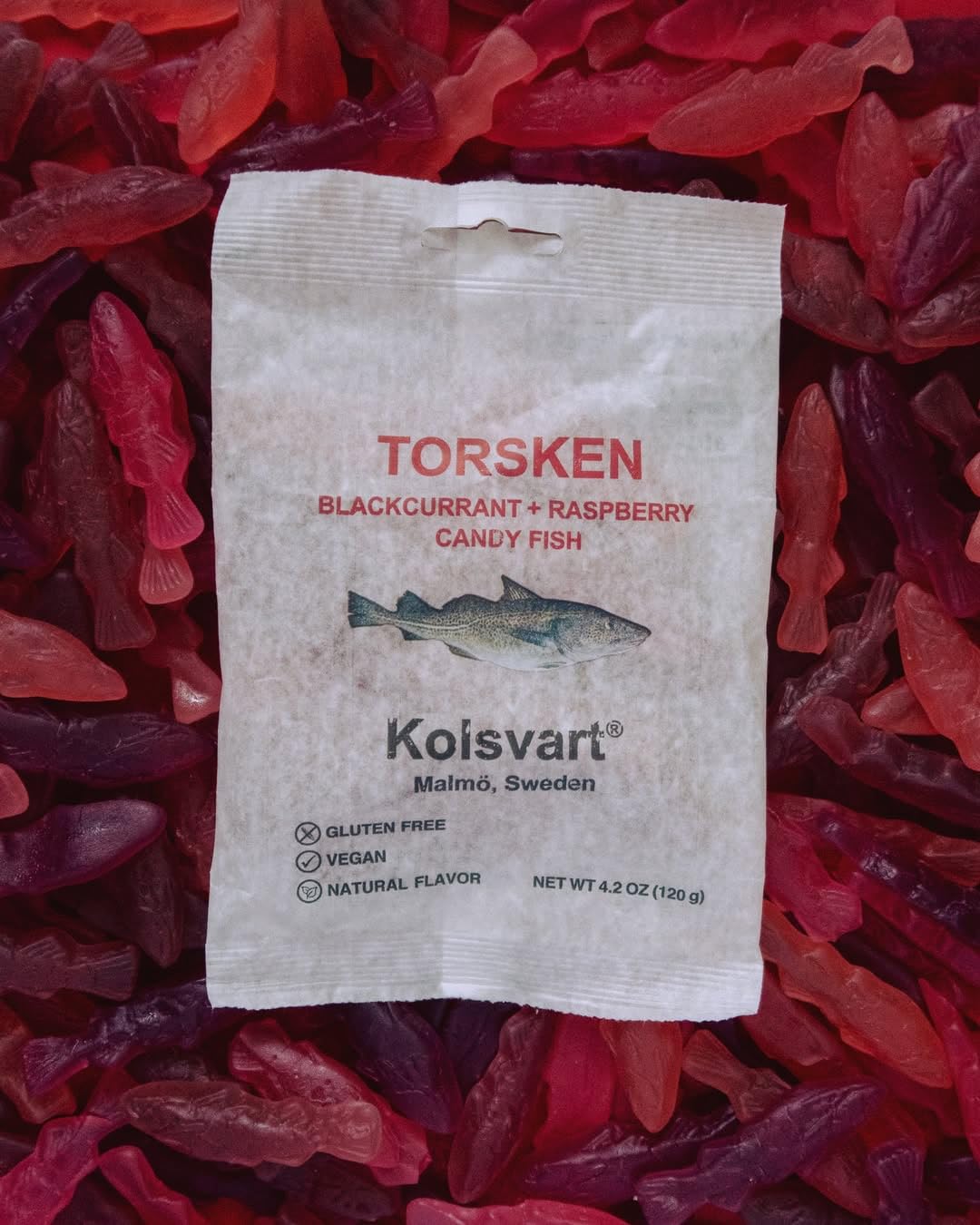 Kolsvart close-up of gummy texture highlighting soft chew and natural fruit appearance