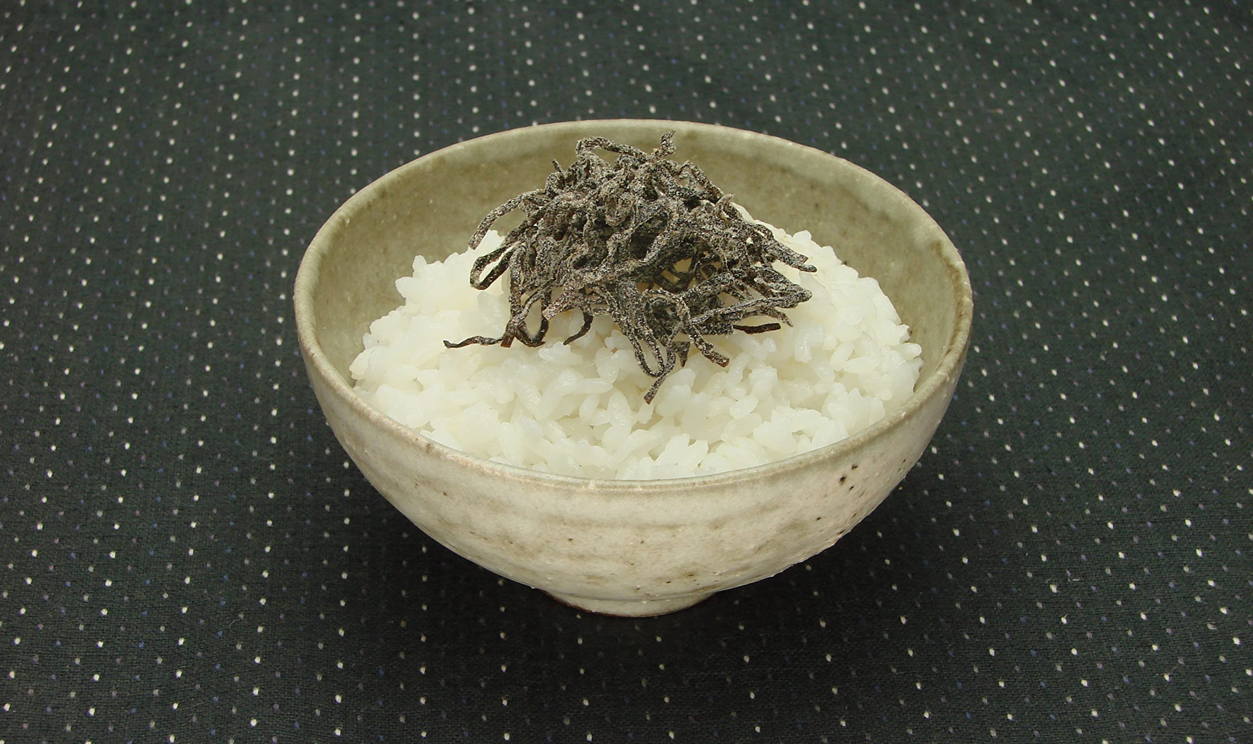 くらこん Kurakon next to spoon and rice to show 500g scale and serving suggestion
