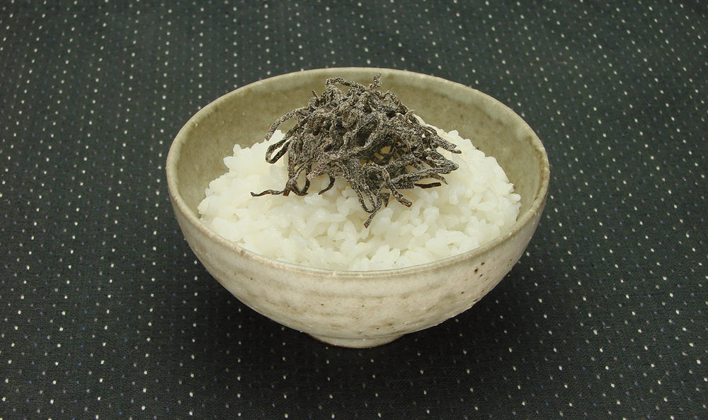 くらこん Kurakon next to spoon and rice to show 500g scale and serving suggestion