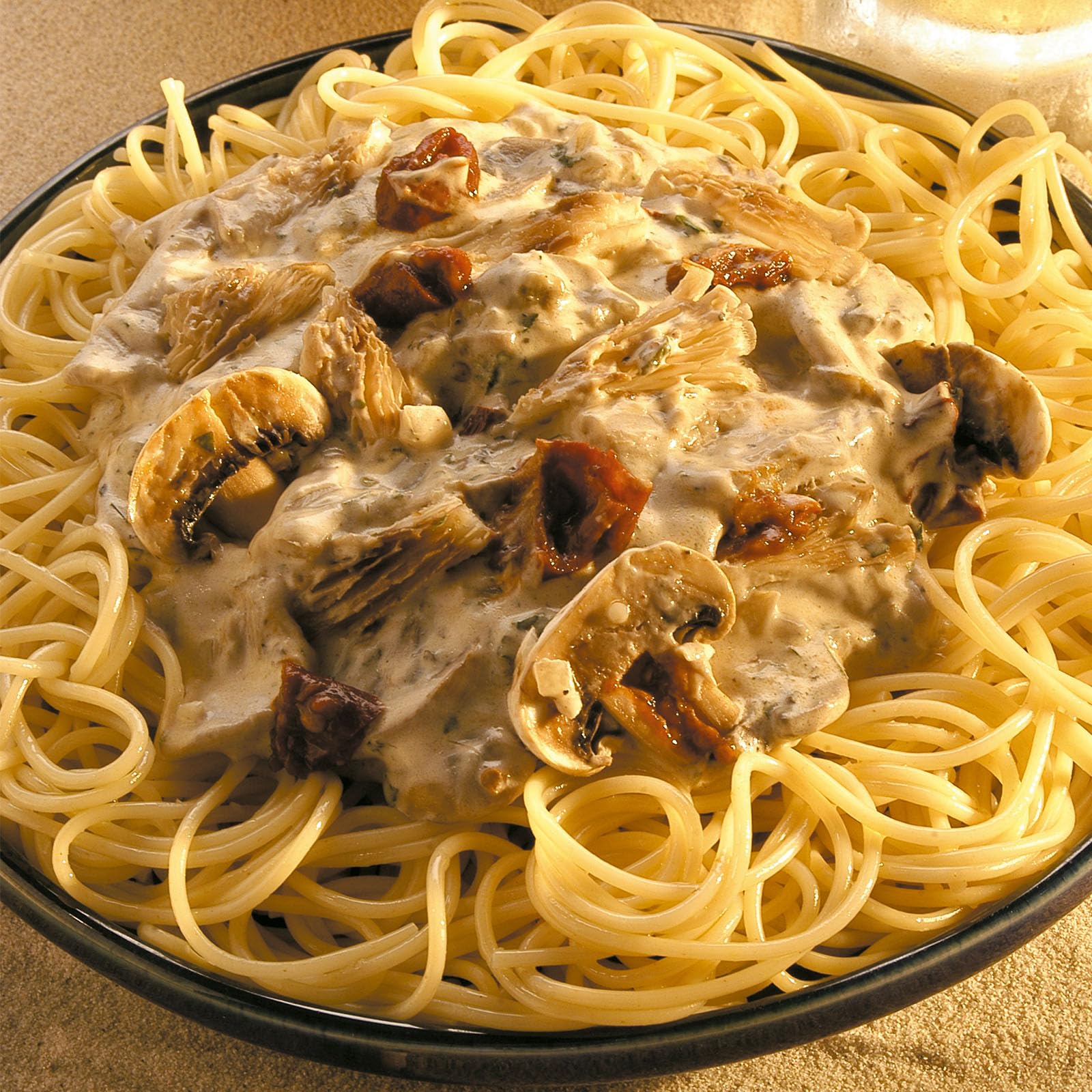 Plate of cooked La Moderna spaghetti al dente with sauce, reliable bite