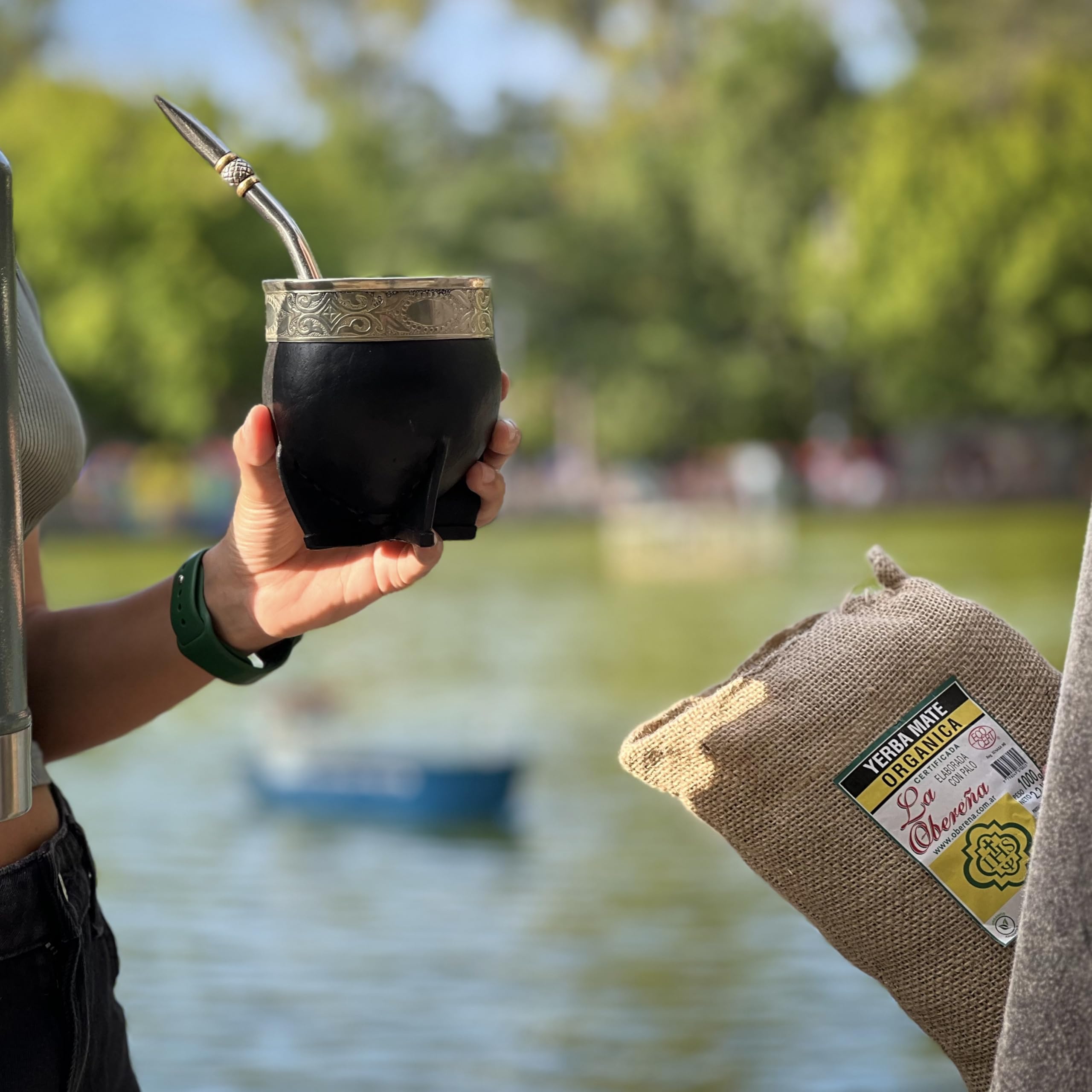 La Obereña size comparison with teaspoon showing recommended portioning for brewing