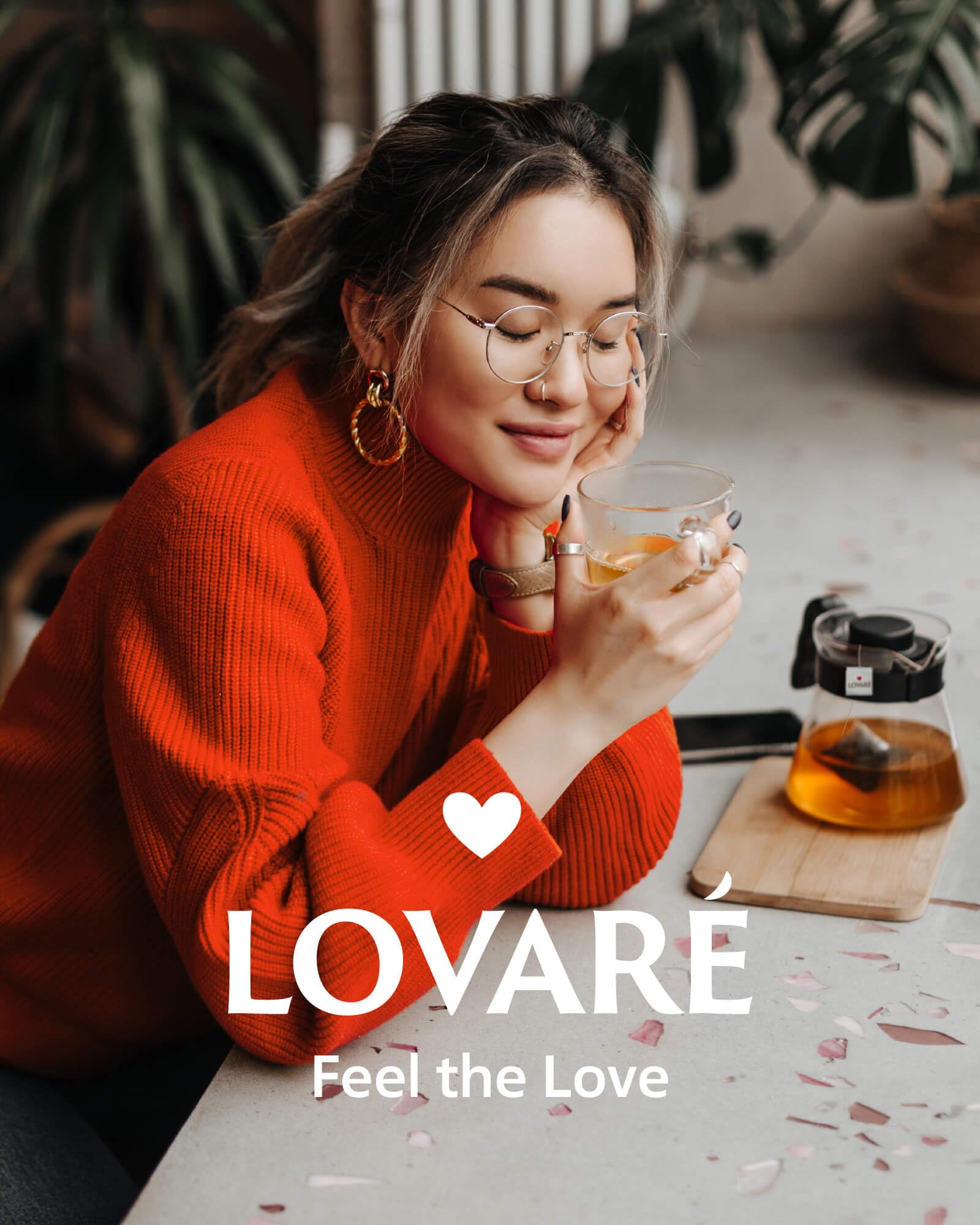 LOVARE lifestyle kitchen display with box and cups illustrating gifting appeal