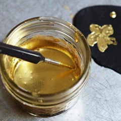 Luxe Cake gold dust close-up texture highlights fine grind for smooth application