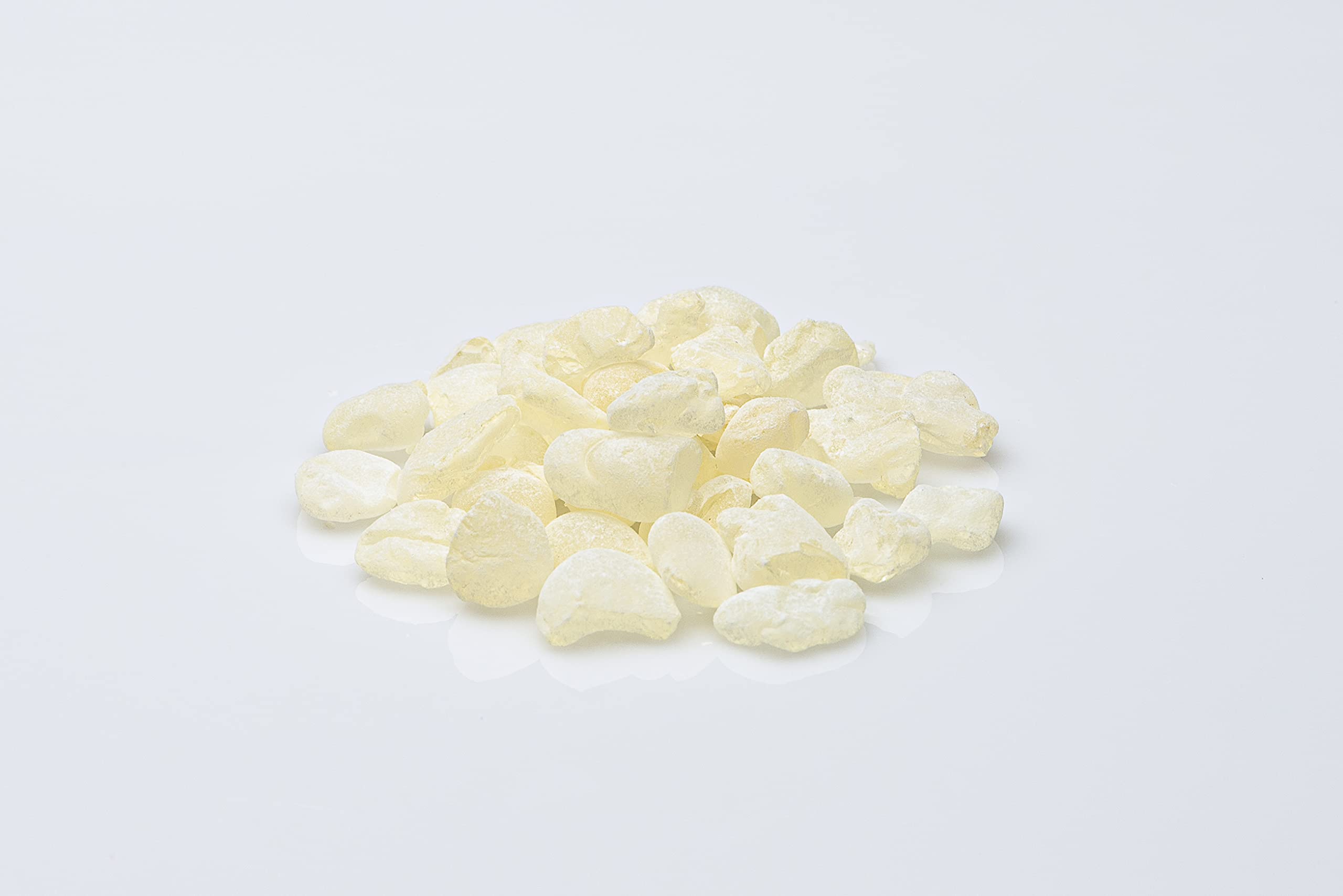 MASTIHASHOP close-up of medium mastic tears highlighting natural resin texture and aroma