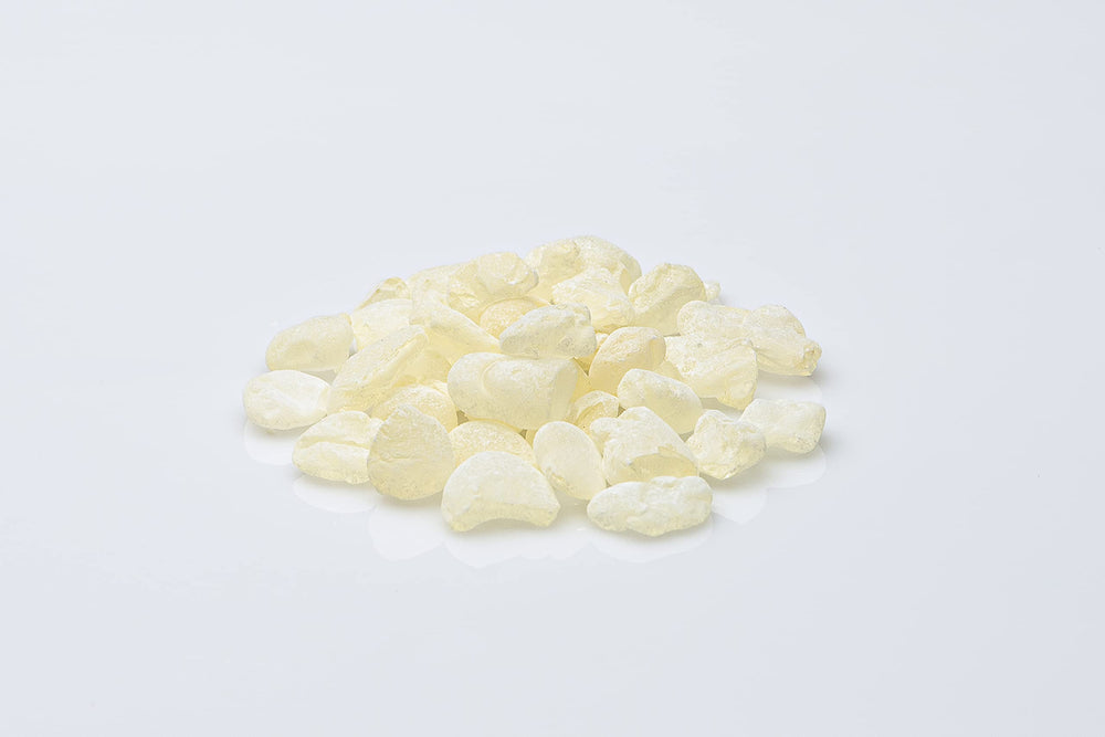 MASTIHASHOP close-up of medium mastic tears highlighting natural resin texture and aroma