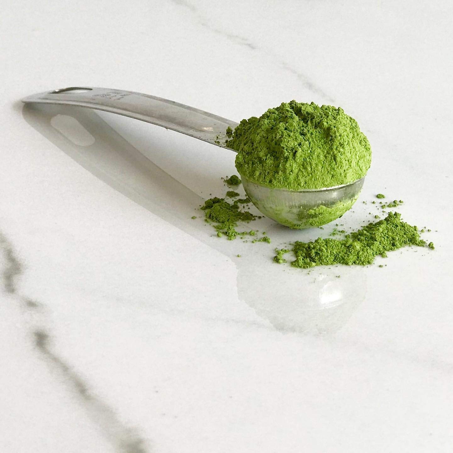 Matcha Konomi Akira scoop and scale illustrating serving size and large 454g supply