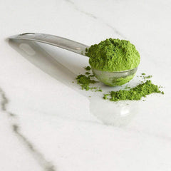 Matcha Konomi Akira scoop and scale illustrating serving size and large 454g supply
