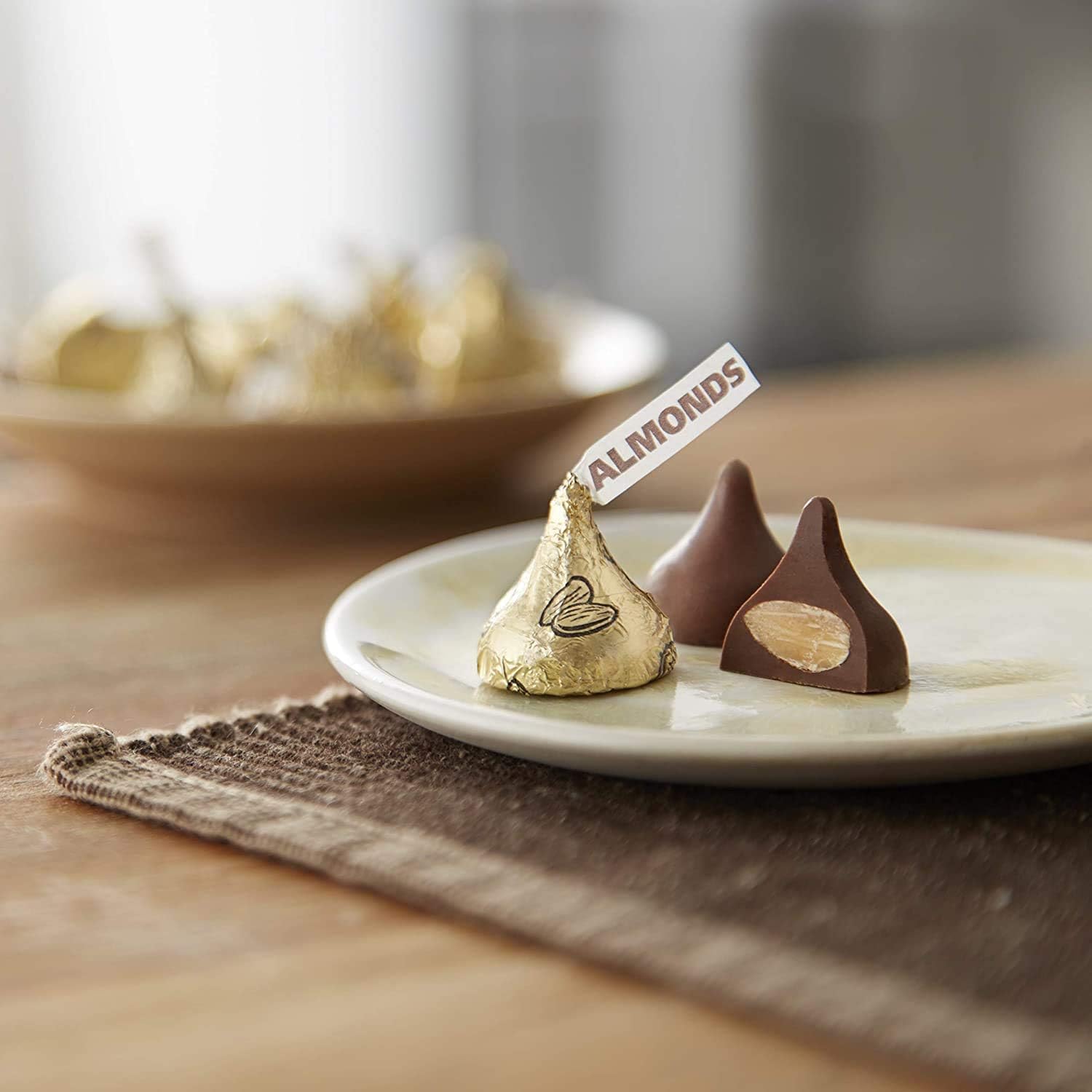Munchique kisses in a candy bowl for parties showing easy serving